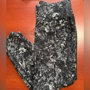 Livin7/8 leggings Black and White Patterned Leggings